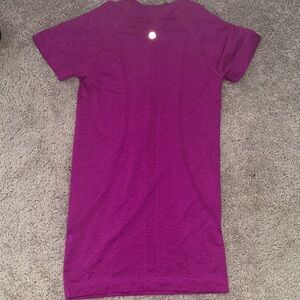 Lululemon Swiftly Tech Short Sleeve 2.0
/ Size 2 / Color: Magenta 💐